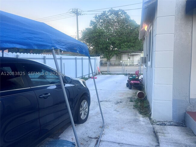 Building Photo - 5714 NW 21st Ave