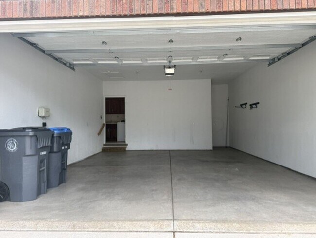Building Photo - 400 Sterling Dr