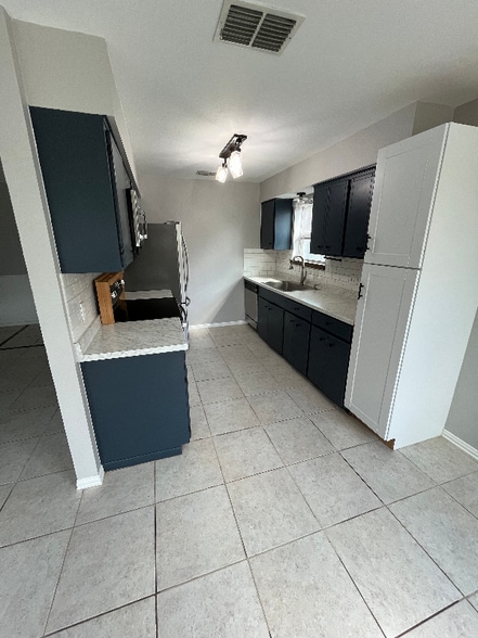 Building Photo - 837 Orleans Dr