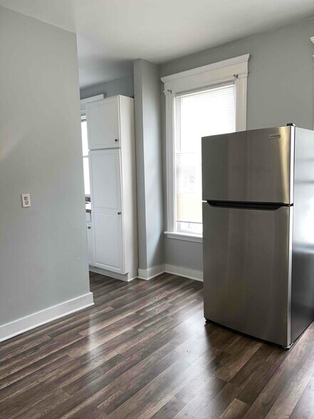 Building Photo - 879 Elm St