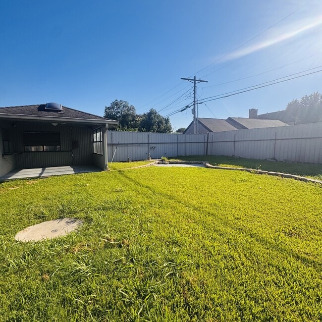 Building Photo - 3175 Sandalwood Dr