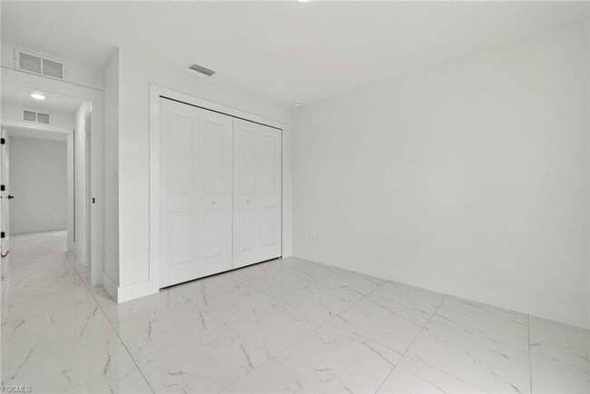 Building Photo - 1108 Eauclaire St E