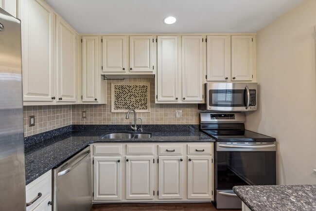 Building Photo - 219 Fairmont Ct