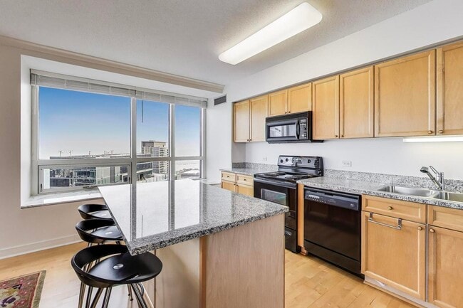 Building Photo - 512 N McClurg Ct