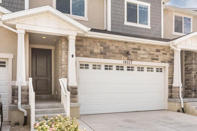 Building Photo - Bright and Charming Townhome Nestled in th...