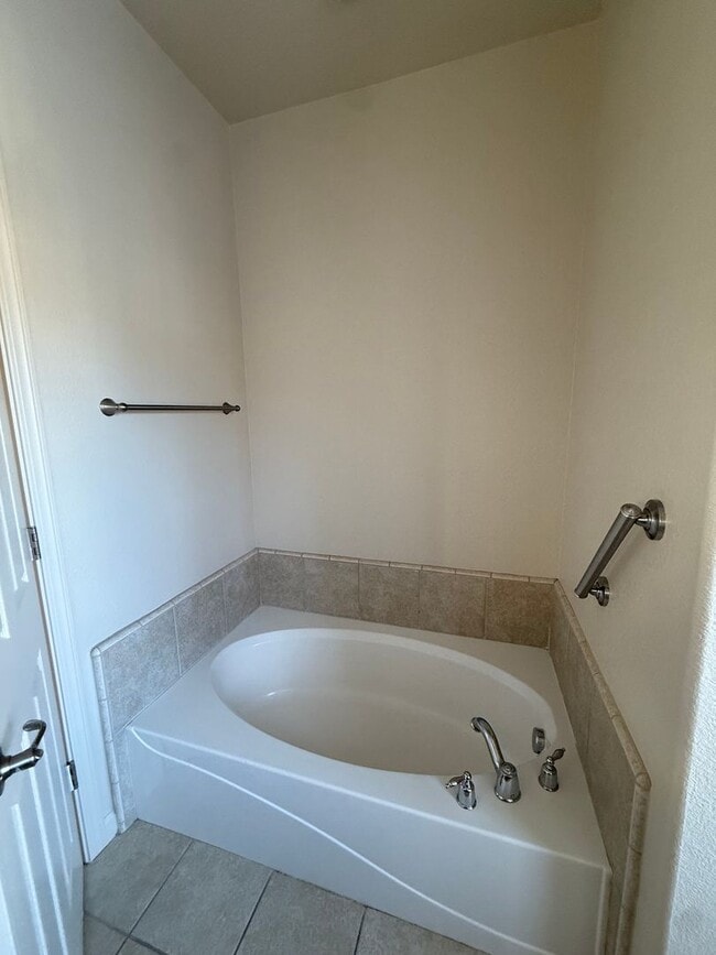 Building Photo - 3 Bedroom Home Close to Gym and Shopping-$1,000 OFF First Month's Rent