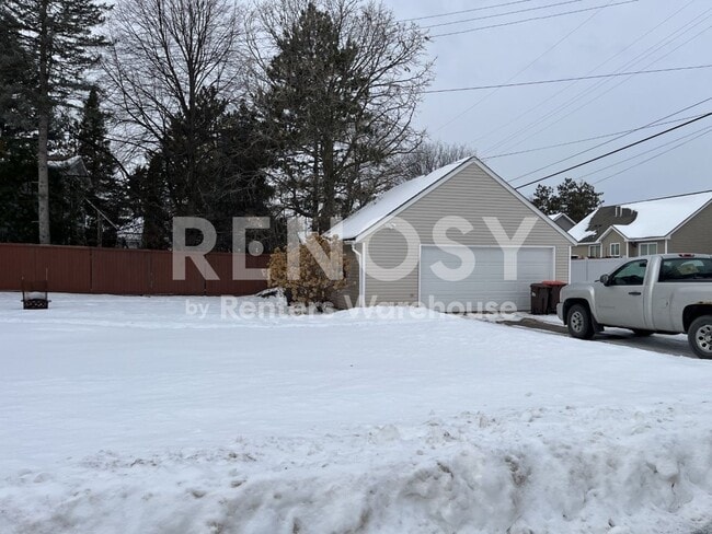 Building Photo - 4BD/2BA in Newport Available Now!