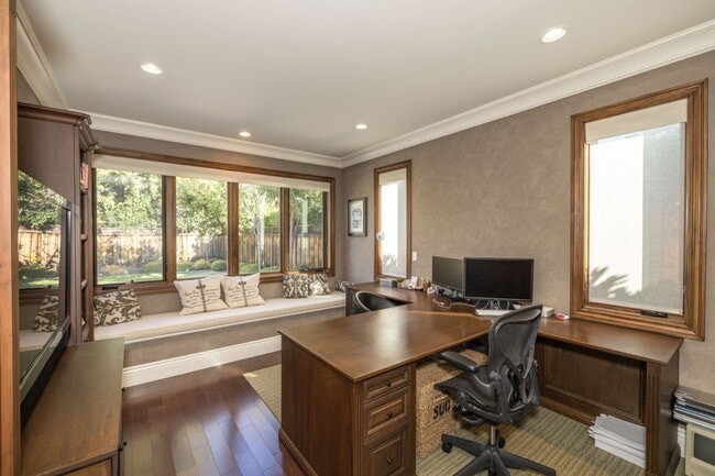 Building Photo - 5 Bed, 4.5 Bath Executive Home w/ Designer...