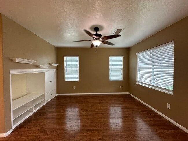 Building Photo - Beautiful & Spacious Pet-Friendly Home at ...