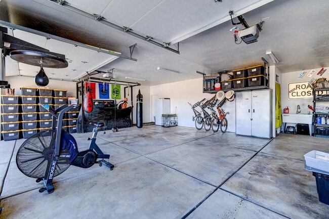 Building Photo - "Charming 3-Bedroom Retreat with 2 Baths and 2150 Sq. Ft. of Comfort in Santa Clara!"