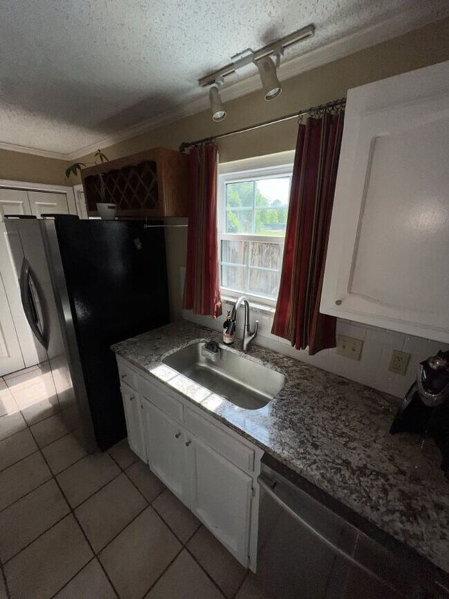Building Photo - Beautiful 2 Bed, 2.5 Bath townhome on Jefferson Hwy