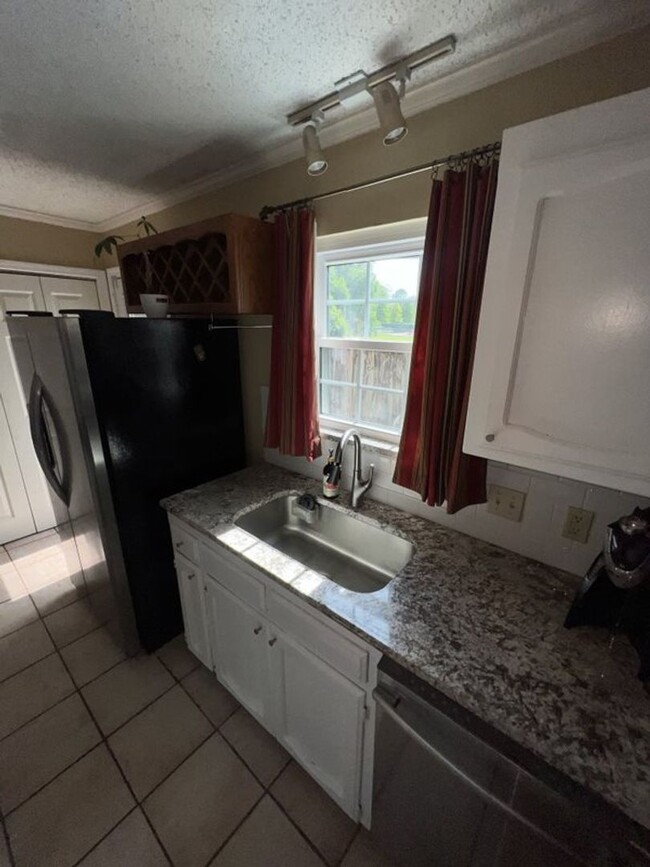 Building Photo - Now Leasing: Beautiful 2 Bed, 2.5 Bath tow...