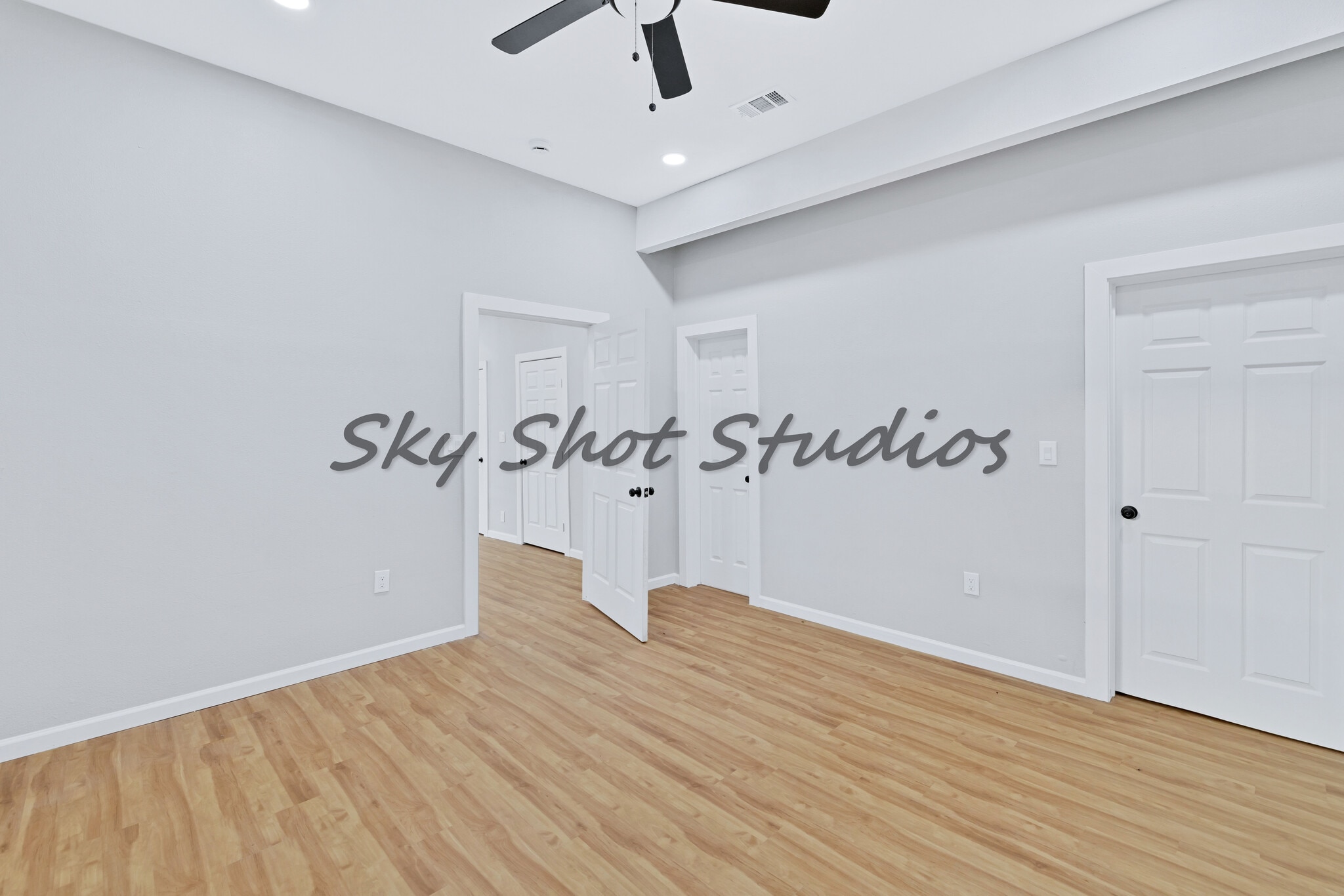 Building Photo - 323 W Cherry St