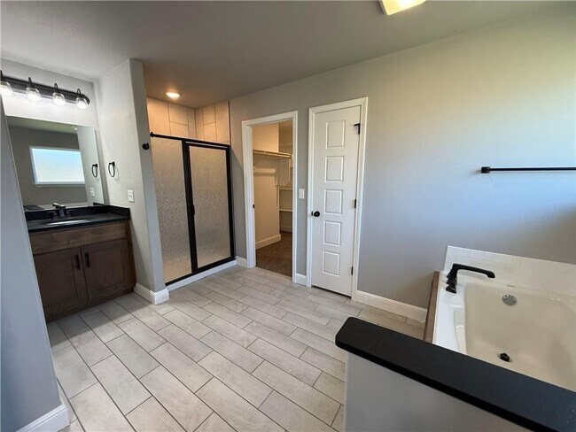 Building Photo - 348 Fox Cir