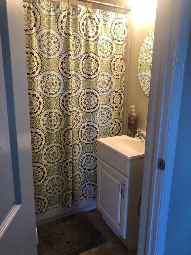 Building Photo - 2 Bedroom home with garage in Mayfield Hts!