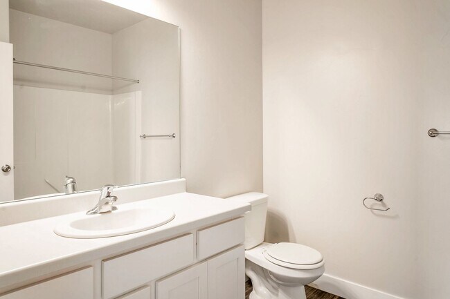 Building Photo - Beautiful Top Level Condo w 1 car garage