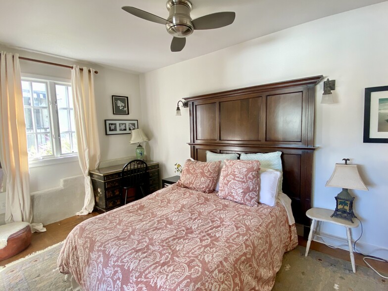 bedroom with queen size bed - 1619 1/2 Grafton St