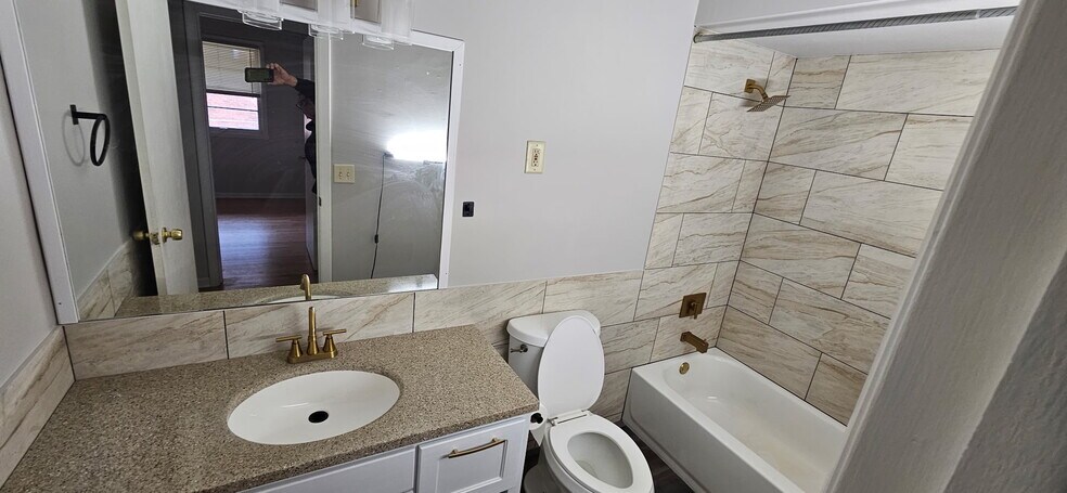 Building Photo - 5841 Garrett Ln