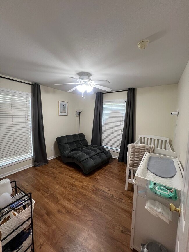 Building Photo - Available in August!! 3 Bedroom / 2 Bathro...