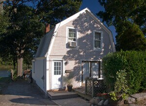 Building Photo - Adorable Private Lakefront 1 bed, 1 bath C...