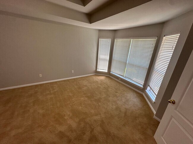 Building Photo - 3 Bedroom and 2 Bath Home with 2 Car Garage