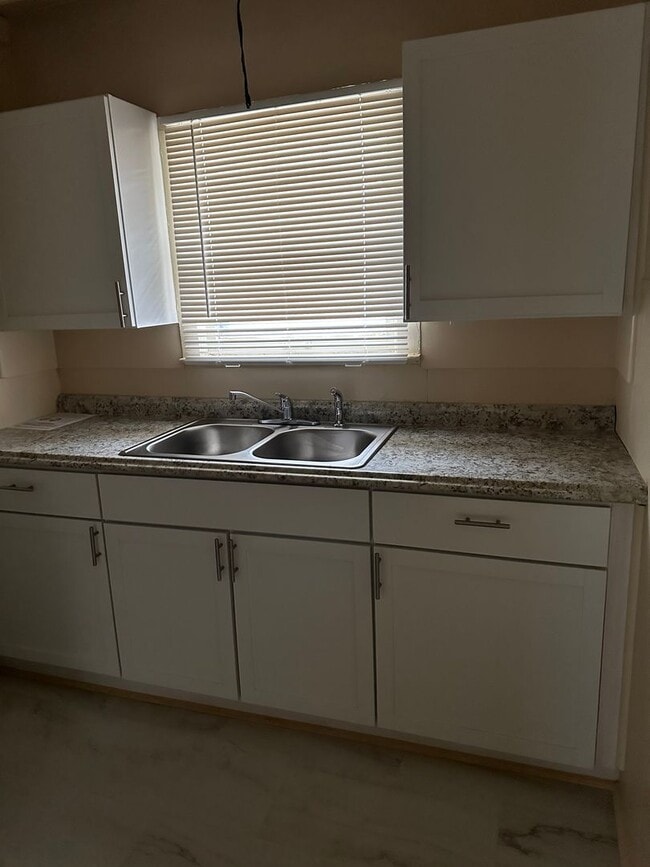 Building Photo - 2 Bedroom 1 Bath Home for Rent