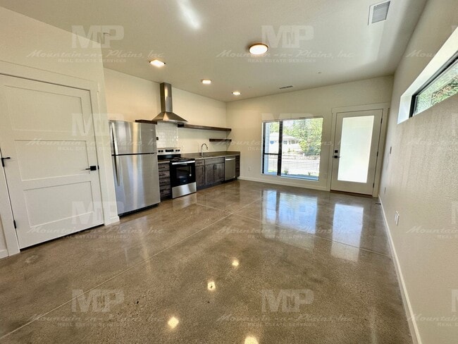 Building Photo - 301 Parker St