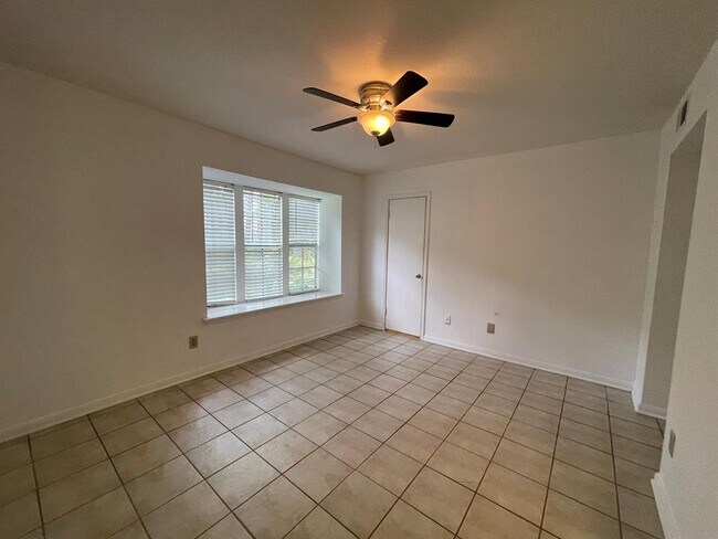 Building Photo - 8265 Kingsbrook Rd