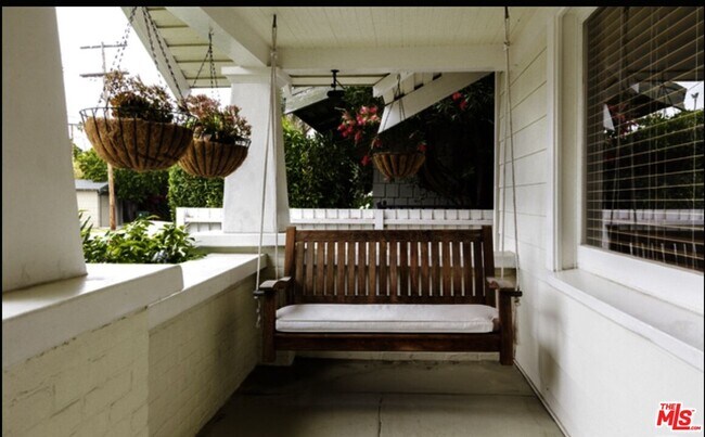 Building Photo - 652 Woodlawn Ave