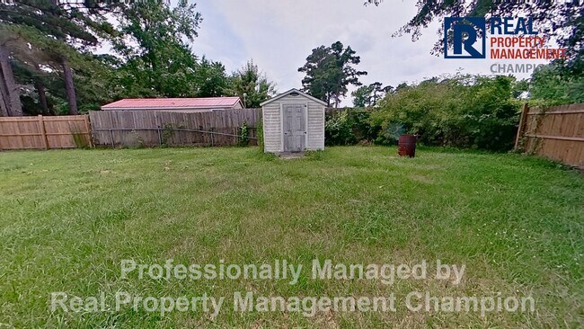 Building Photo - 3 BD/2 BA Home w/Attached Garage on Large Corner Lot w/Fenced Backyard