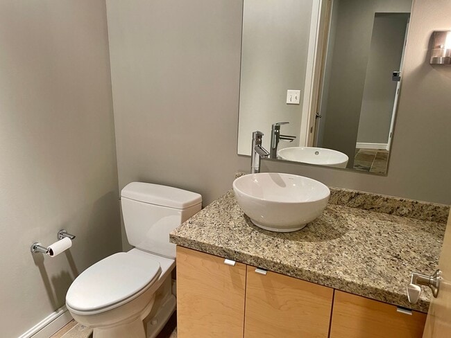 Building Photo - Luxury 2 Bed 2.5 Bath Condo in Central OKC