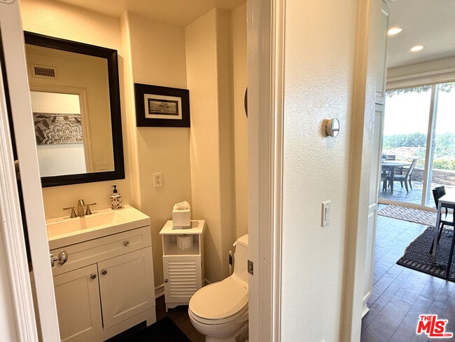 Building Photo - 5 Marisol