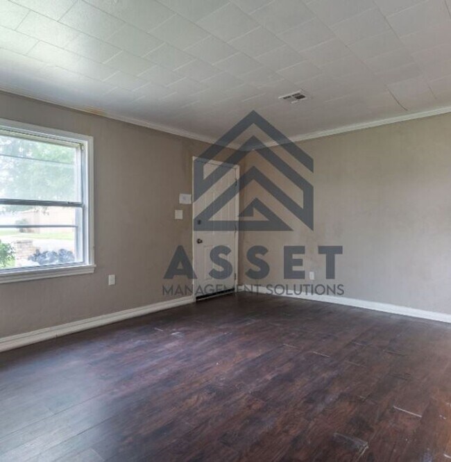 Building Photo - 316 E Harmon Dr