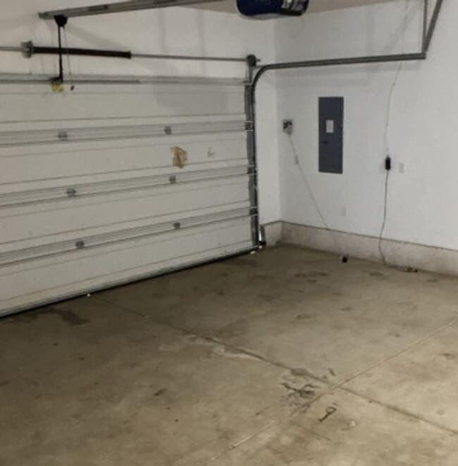 Building Photo - 3Bd/2Ba Single Story Home - Available to V...