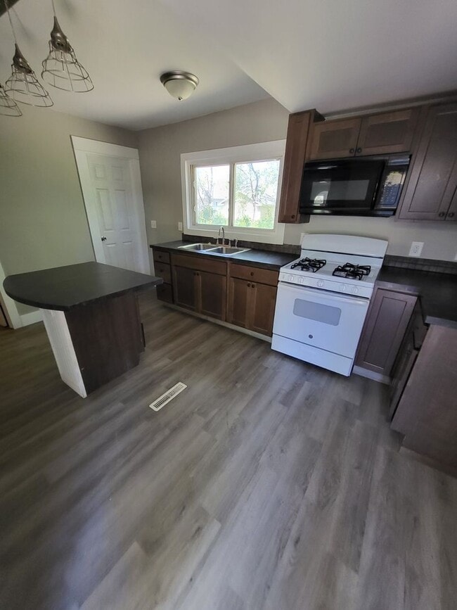 Building Photo - 372 Orchard Ave