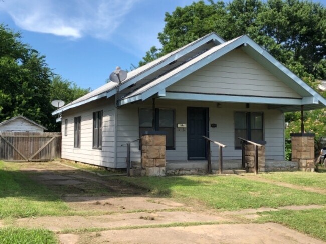 Building Photo - 1116 E Broadway St