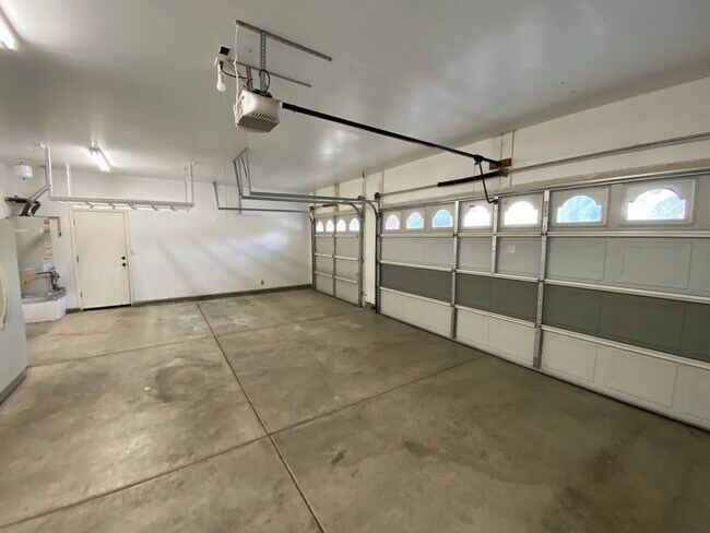 Building Photo - NW Visalia Home Rent Ready! !