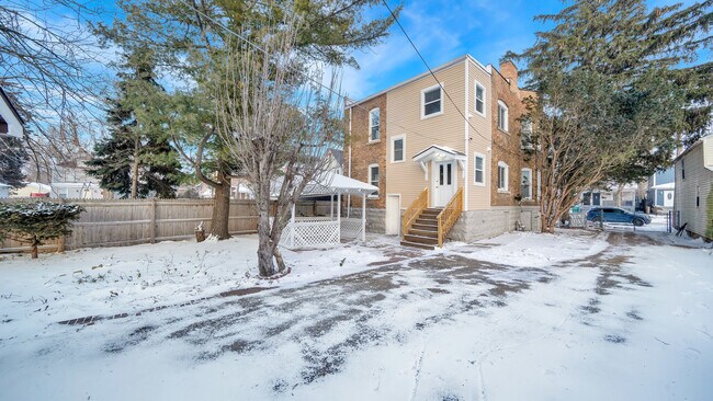 Building Photo - 319 N Hickory St