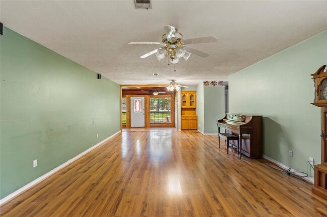 Building Photo - 2101 Bush Dr