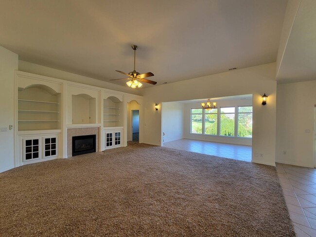 Building Photo - 1200 W Canyon Lakes Dr