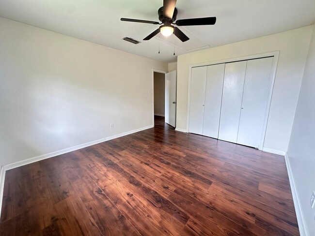 Building Photo - UPDATED IN TOWN SOUTH-LARGE 4/3 BRICK HOME-VERY NICE