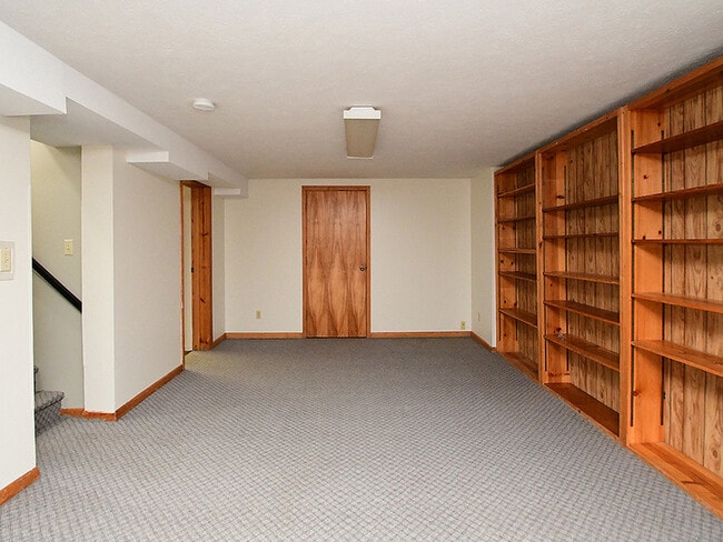 Building Photo - 405 E 5th St