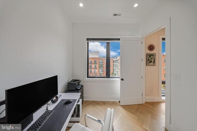 Building Photo - 1462 Chapin St NW