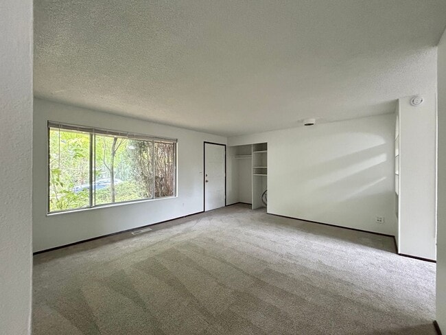 Building Photo - Bright and Open 3 Bed, 1 Bath House!