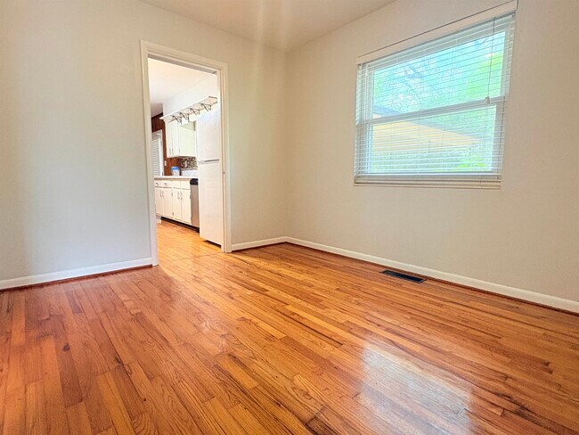 Building Photo - 1504 Sunset Ln
