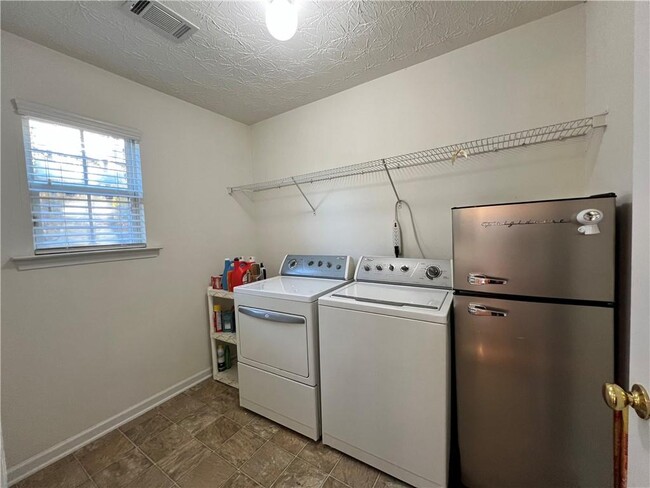 Building Photo - 789 Roxholly Ln NE