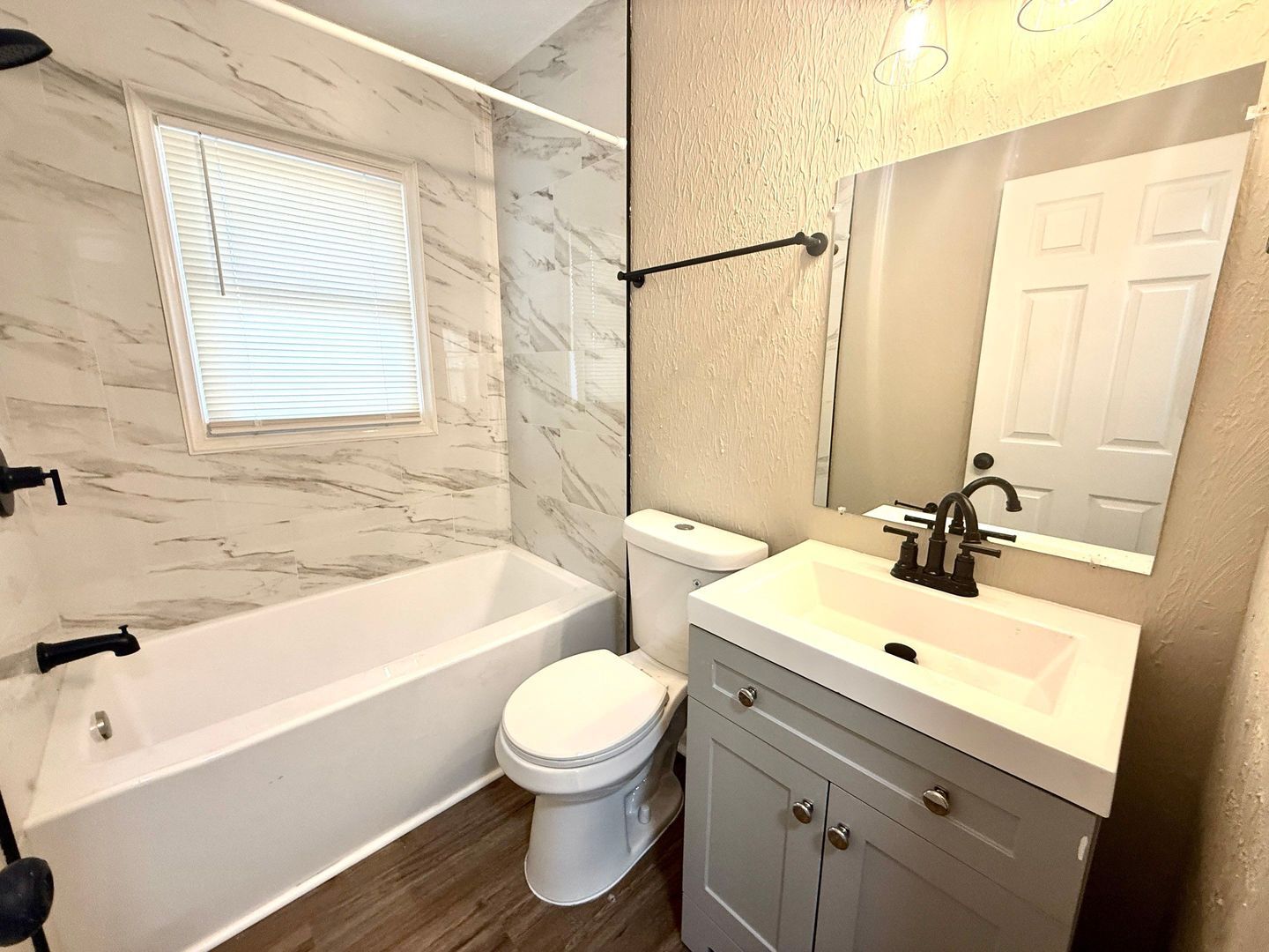 Building Photo - This beautifully updated 4-bedroom, 1-bath single-family home is ready for move-in!