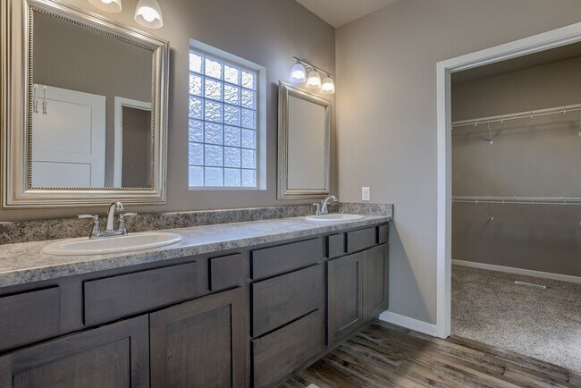 Building Photo - Gorgeous 3 Bedroom In Papillion!!