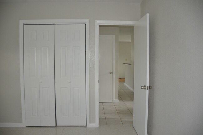 Building Photo - 480 Garden Dr S