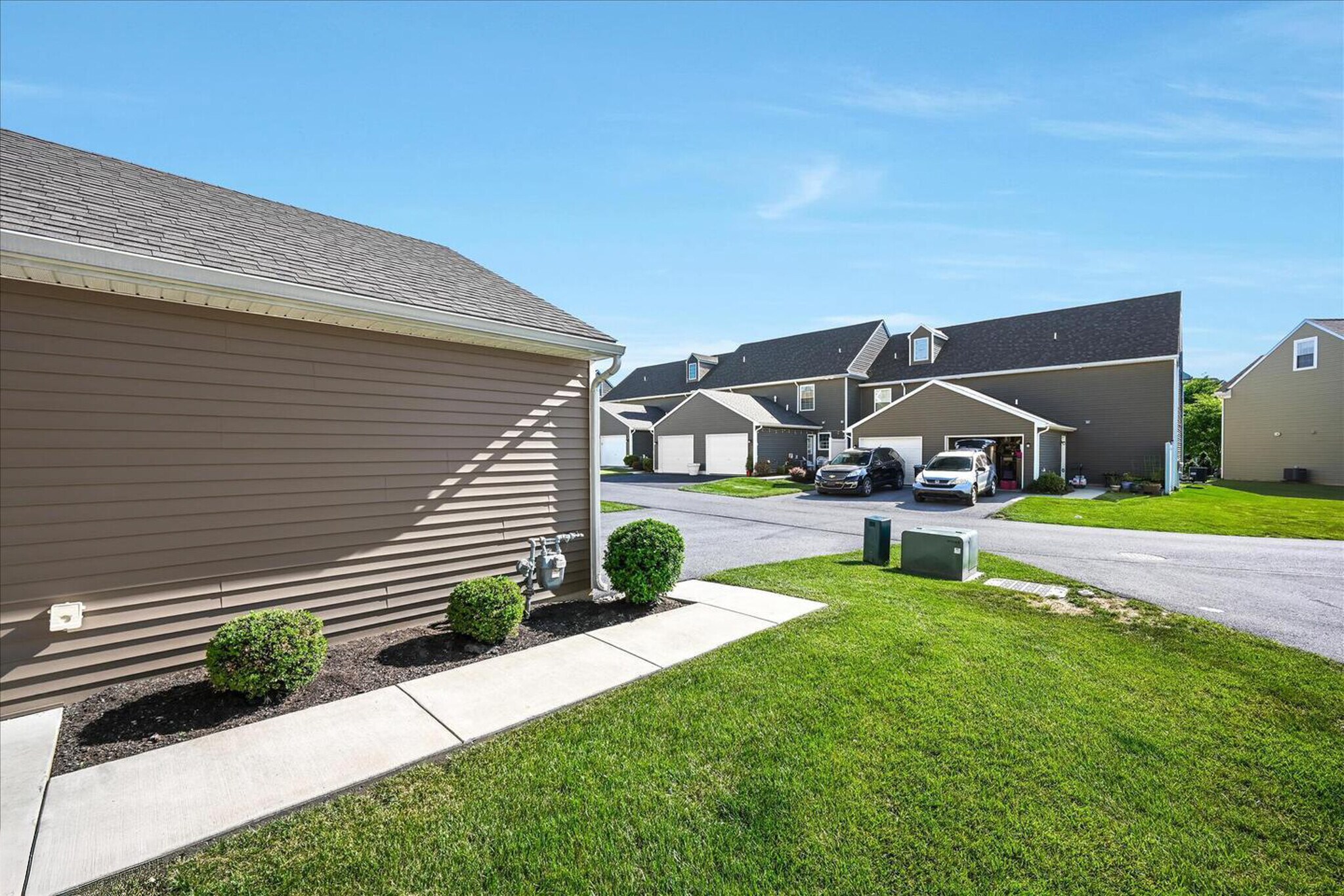 Building Photo - 721 Farmwood Ln
